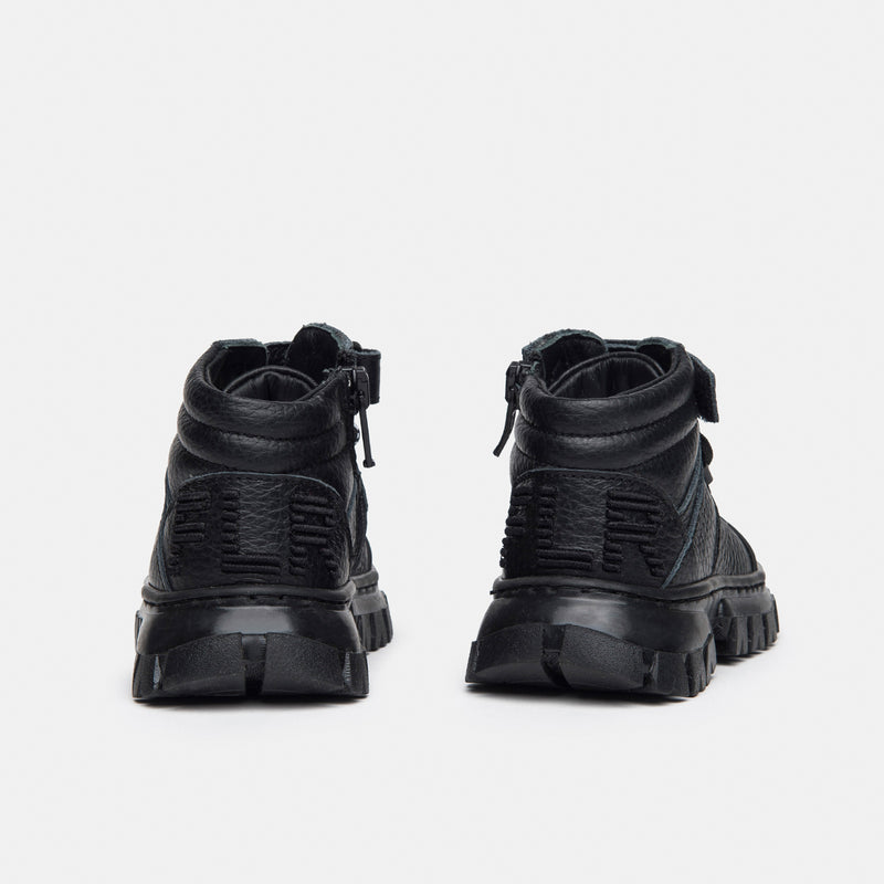 <b>LITTLE SNEAKER MOUNTAIN</b> black high-top sneaker with laces and internal zip