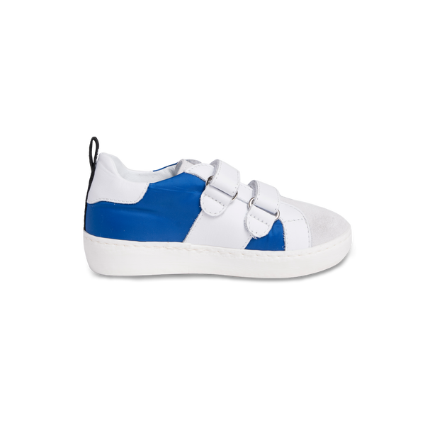 Sneaker in pelle bianca e nylon blu, borchie e fondo colorato a mo’ di graffiti.