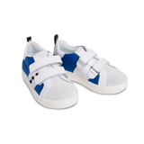 Sneaker in pelle bianca e nylon blu, borchie e fondo colorato a mo’ di graffiti.