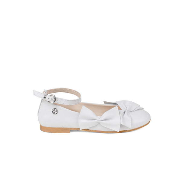 Ballerina in nappa bianca impreziosita da piccoli fiocchetti ton sur ton. Chiusura con cinturino regolabile.
