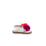 Sandalo in pelle bianco con l’applicazione di fiori colorati. Cinturino con fibbia. Artigianale e Made in Italy.