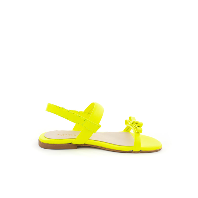 Sandalo in nappa giallo fluo con fiocchetto ton sur ton sul fronte. Chiusura con cinturino regolabile.