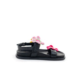 Sandalo in nappa nero con fiori a maglia colorati applicati. Chiusura con cinturino regolabile.