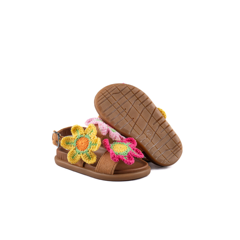 Sandalo in cuoio scamosciato con fiori a maglia colorati applicati. Chiusura con cinturino regolabile.