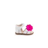 Sandalo in nappa bianco arricchito da fiori colorati. Chiusura a strap regolabile. Artigianale e made in Italy.