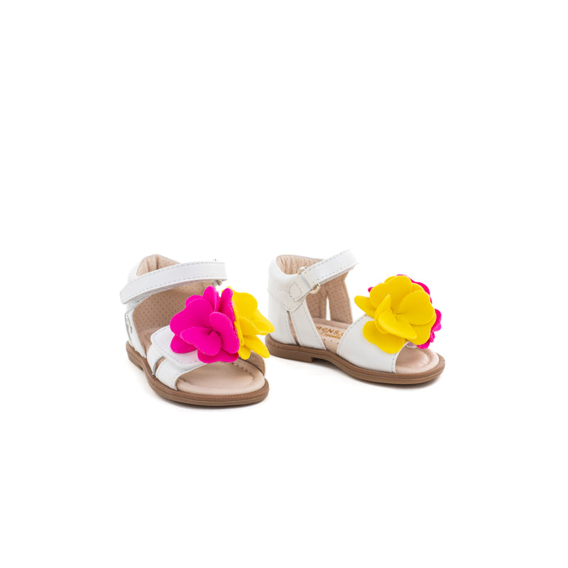 Sandalo in nappa bianco arricchito da fiori colorati. Chiusura a strap regolabile. Artigianale e made in Italy.