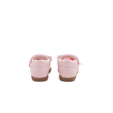 Sandalo in nappa potpourri impreziosito da fiocchetti colorati. Chiusura a strap regolabile. Artigianale e made in Italy.