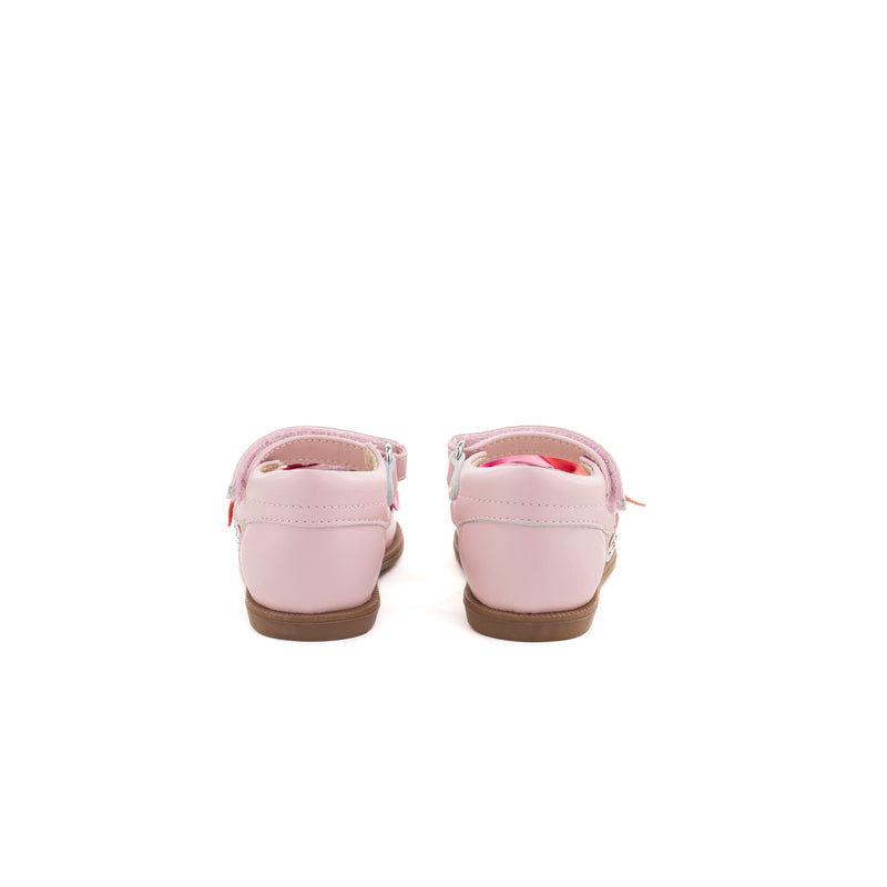 Sandalo in nappa potpourri impreziosito da fiocchetti colorati. Chiusura a strap regolabile. Artigianale e made in Italy.