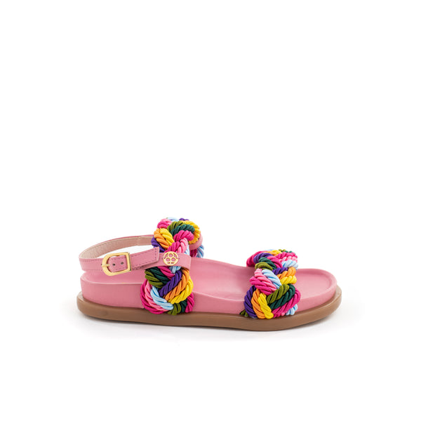 Sandalo in nappa rosa con l’applicazione di cordoncini colorati sulle fasce. Chiusura con cinturino regolabile.