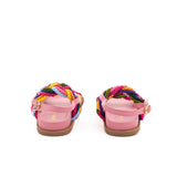 Sandalo in nappa rosa con l’applicazione di cordoncini colorati sulle fasce. Chiusura con cinturino regolabile.