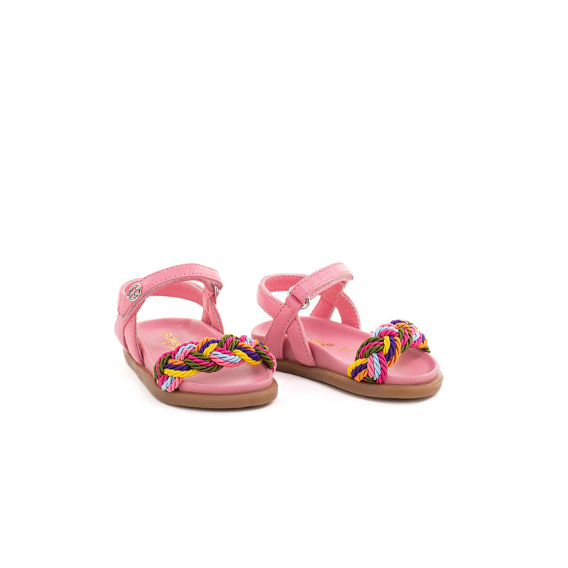 Sandalo in nappa rosa con cordoncini colorati applicati sulle fronte. Chiusura a strap regolabile.