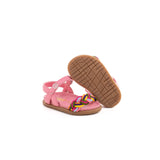 Sandalo in nappa rosa con cordoncini colorati applicati sulle fronte. Chiusura a strap regolabile.
