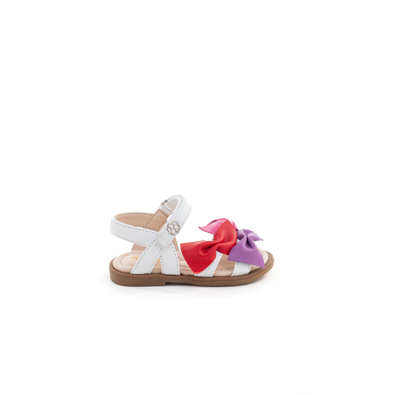 Sandalo in nappa bianco impreziosito da fiocchetti colorati applicati sulle fronte. Chiusura a strap regolabile.