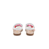 Sandalo in nappa bianco impreziosito da fiocchetti colorati applicati sulle fronte. Chiusura a strap regolabile.