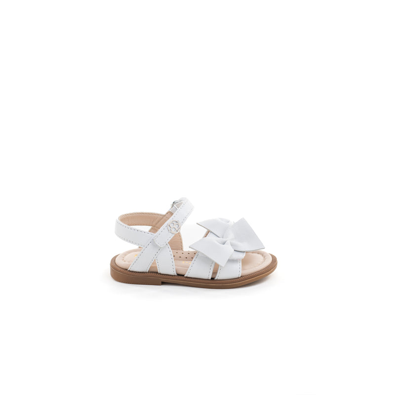 Sandalo in nappa bianco impreziosito da piccoli papillon delicati per un effetto ton sur ton. Chiusura a strap regolabile.