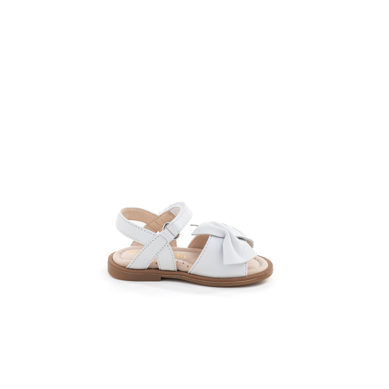 Sandalo in nappa bianco impreziosito da piccoli papillon delicati per un effetto ton sur ton. Chiusura a strap regolabile.