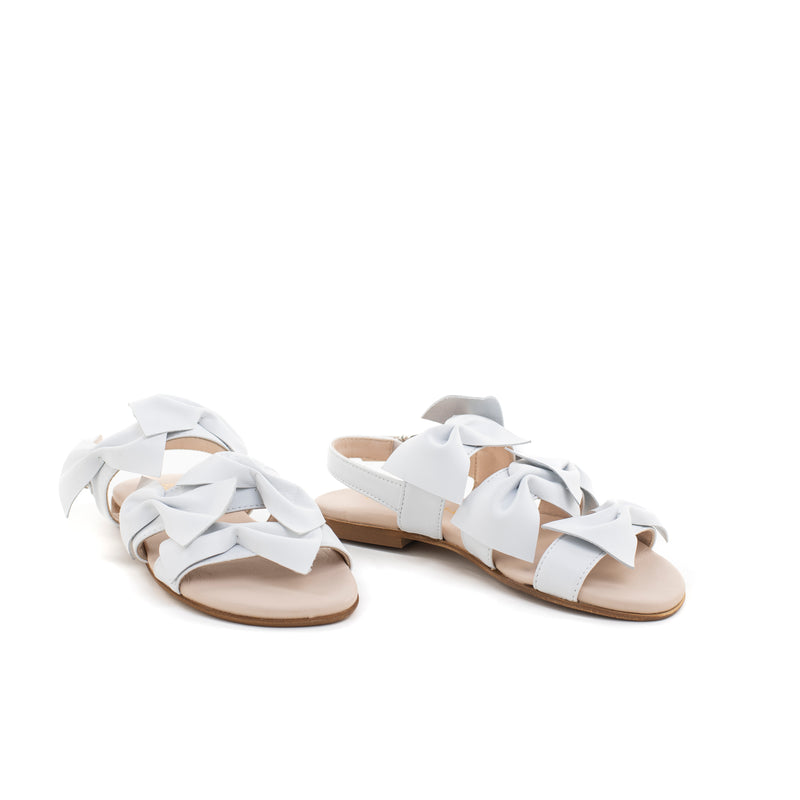 Sandalo in pelle total white, impreziosito con fiocchi ton sur ton. Ideale per cerimonie e occasioni importanti. Artigianale e Made in Italy.