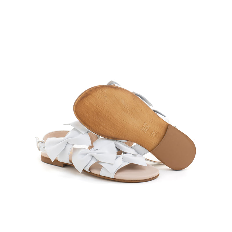 Sandalo in pelle total white, impreziosito con fiocchi ton sur ton. Ideale per cerimonie e occasioni importanti. Artigianale e Made in Italy.
