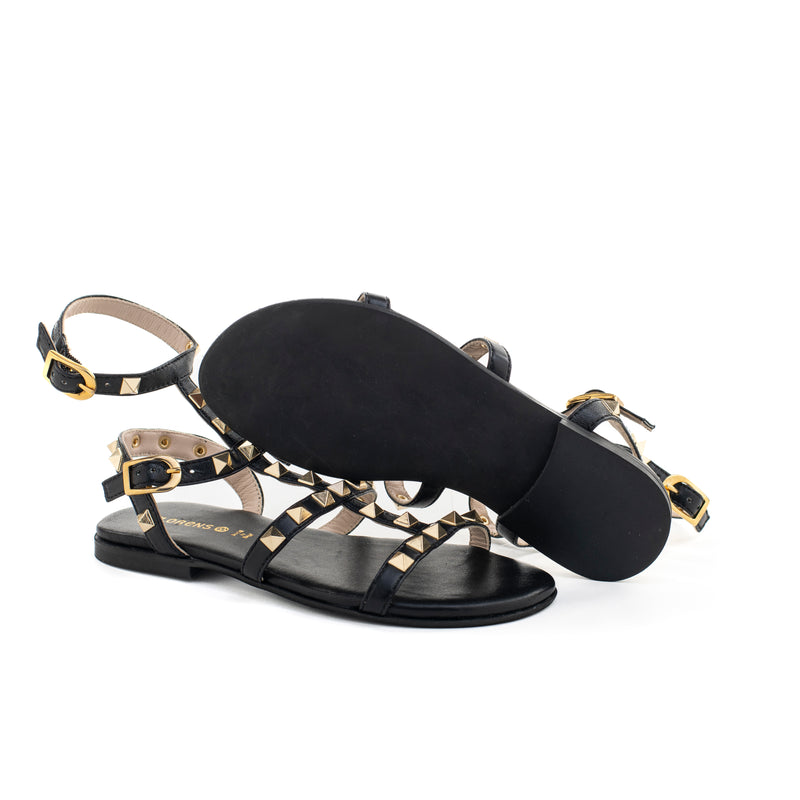 Sandalo in pelle nera con borchie oro. Cinturino regolabile alla caviglia. Artigianale e Made in Italy.
