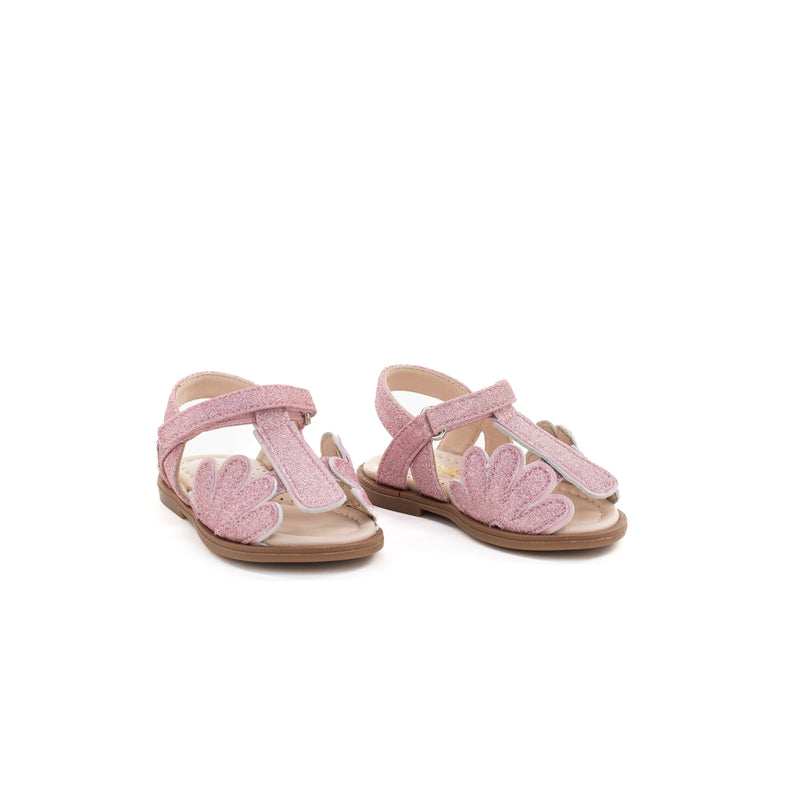 Sandalo ricoperto da una sottile pioggia di glitter color rosa. Super brillante con elementi floreali laterali. Chiusura a strap regolabile.