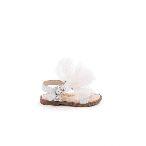 Sandalo in nappa bianco con un fiore bianco ton sur ton. Chiusura con cinturino regolabile.