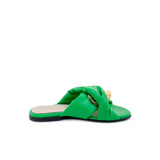 Slipper in pelle verde dalle linee pulite e minimali. Doppia fascia e fibbia nascosta color oro, soletta in pelle a contrasto. Artigianale e Made in Italy.