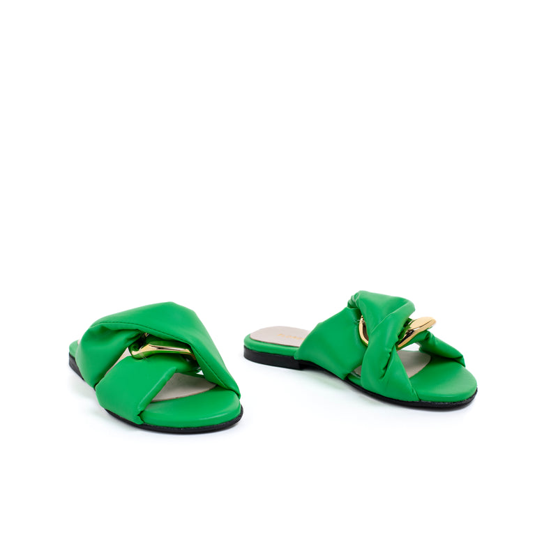 Slipper in pelle verde dalle linee pulite e minimali. Doppia fascia e fibbia nascosta color oro, soletta in pelle a contrasto. Artigianale e Made in Italy.