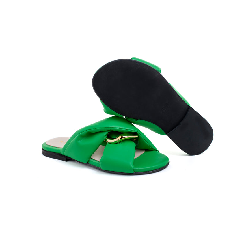 Slipper in pelle verde dalle linee pulite e minimali. Doppia fascia e fibbia nascosta color oro, soletta in pelle a contrasto. Artigianale e Made in Italy.