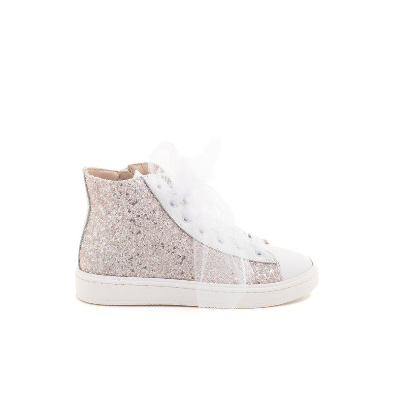 Sneaker alta in pelle, ricoperta da una pioggia di glitter color panna. Lacci in tulle e zip laterale.