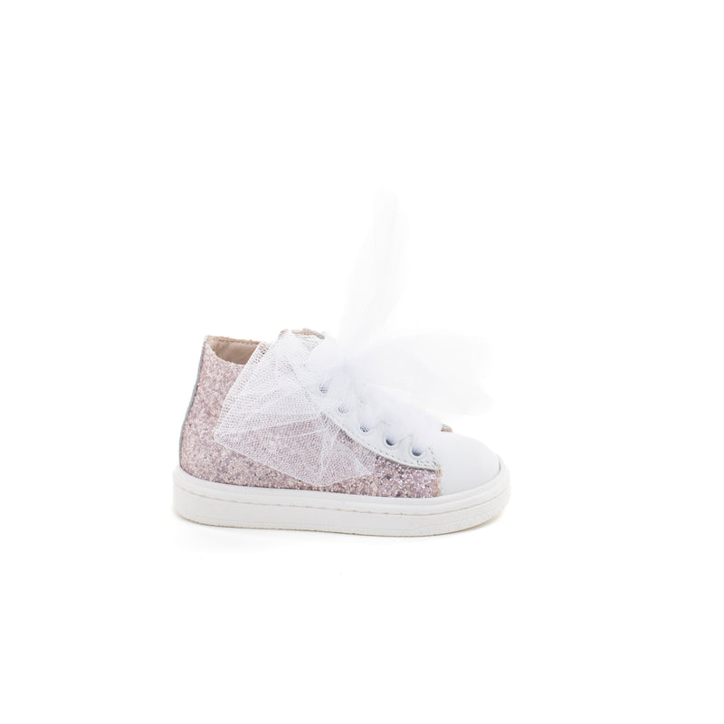 Sneaker alta in pelle con glitter color nude. Lacci in tulle e zip laterale.