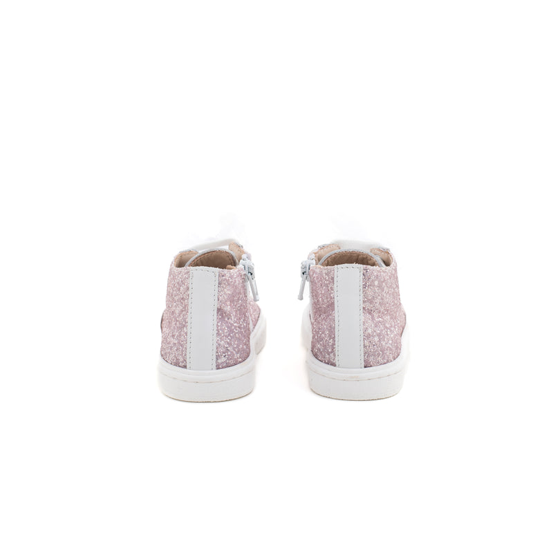 Sneaker alta in pelle con glitter color nude. Lacci in tulle e zip laterale.