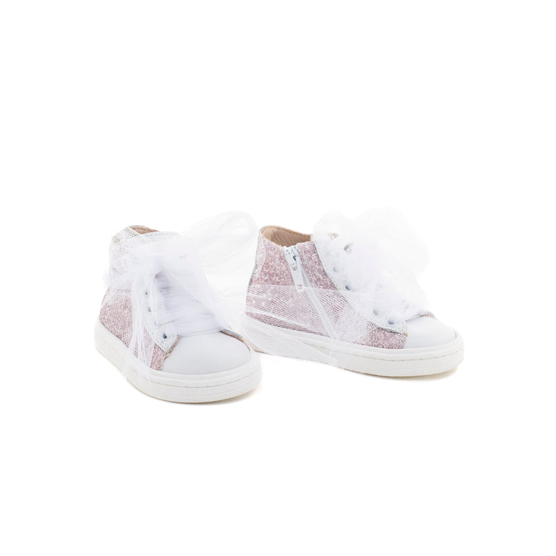 Sneaker alta in pelle con glitter color nude. Lacci in tulle e zip laterale.