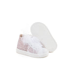 Sneaker alta in pelle con glitter color nude. Lacci in tulle e zip laterale.