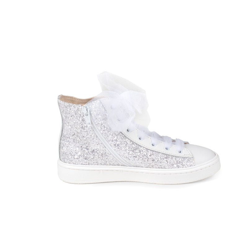 Sneaker alta in pelle, ricoperta da una pioggia di glitter bianco. Lacci in tulle e zip laterale.