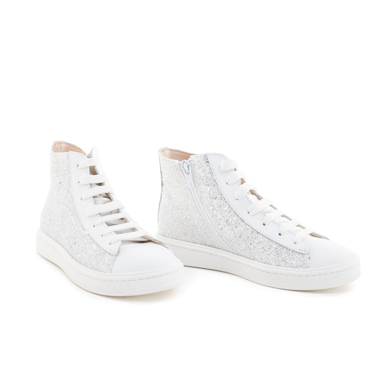 Sneakers in pelle impreziosita da glitter color bianco. Chiusura con lacci e zip interna. Artigianale e Made in Italy.