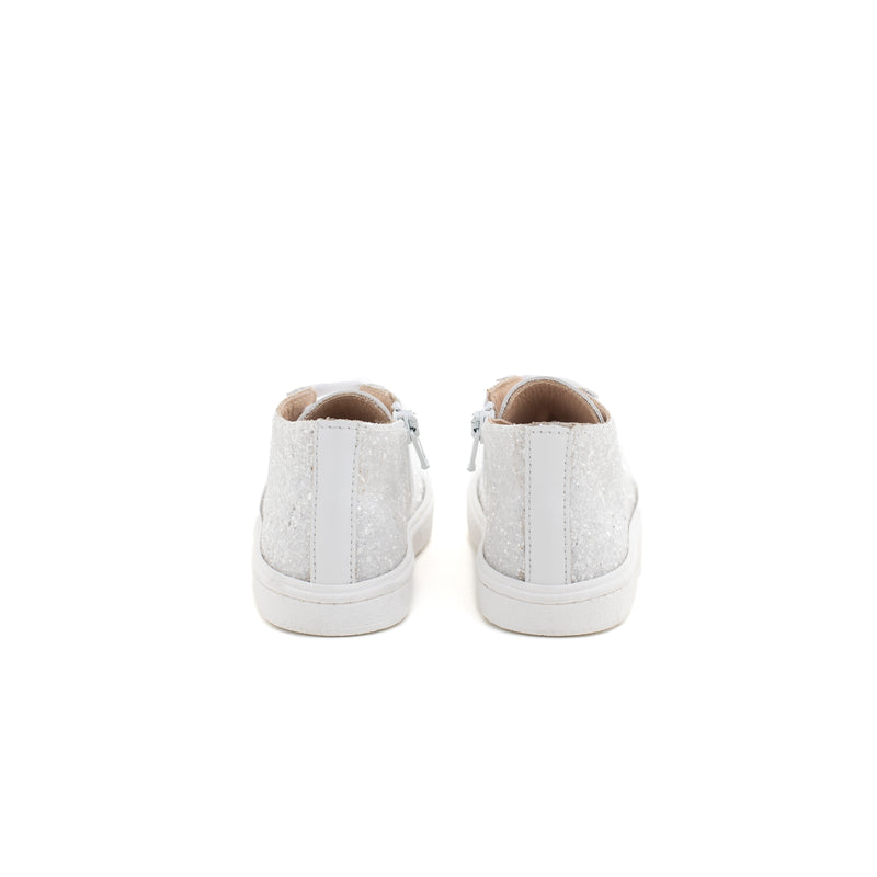 Sneakers alta in pelle ricoperta da glitter color bianco. Chiusura con lacci e zip interna Artigianale e Made in Italy.
