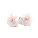 Sneakers in pelle bianca arricchita da un maxifiore rosa. Chiusura con lacci. Artigianale e Made in Italy