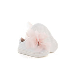 Sneakers in pelle bianca arricchita da un maxifiore rosa. Chiusura con lacci. Artigianale e Made in Italy