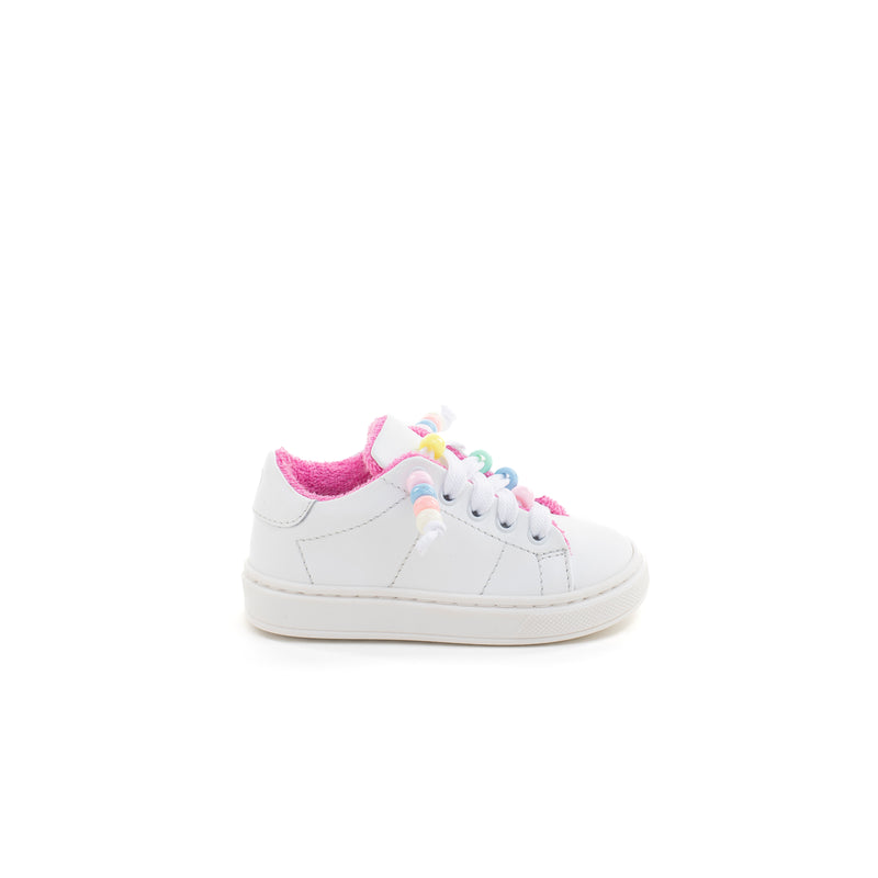 Sneaker in nappa bianca, con interno rosa e perline colorate. Artigianale e Made in Italy.