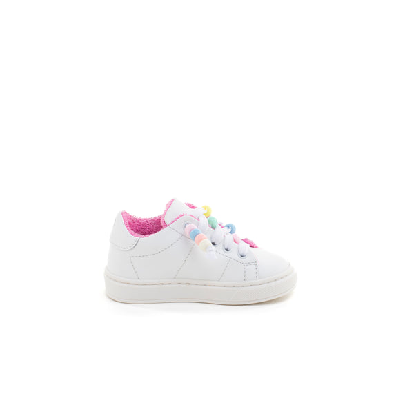 Sneaker in nappa bianca, con interno rosa e perline colorate. Artigianale e Made in Italy.