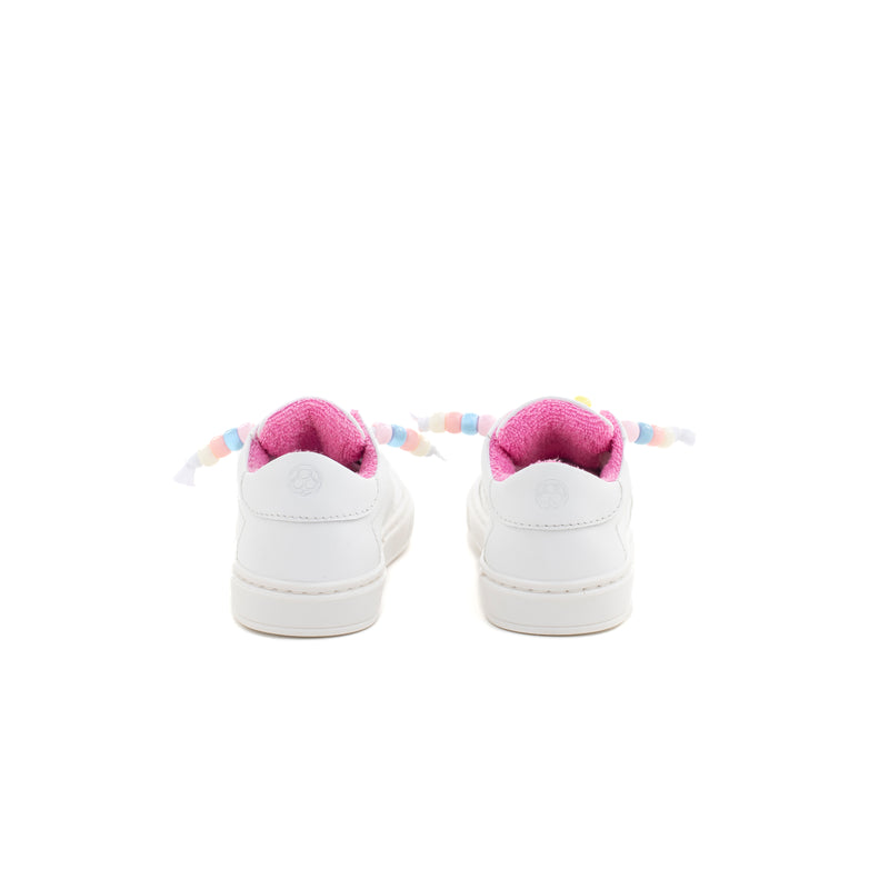 Sneaker in nappa bianca, con interno rosa e perline colorate. Artigianale e Made in Italy.