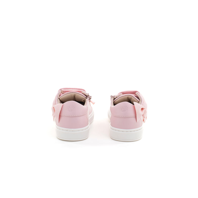 Sneakers in pelle rosa impreziosita da piccoli fiocchetti glitterati ton sur ton. Chiusura con lacci. Artigianale e Made in Italy.