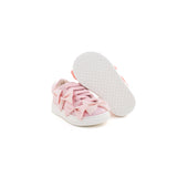 Sneakers in pelle rosa impreziosita da piccoli fiocchetti glitterati ton sur ton. Chiusura con lacci. Artigianale e Made in Italy.