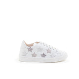 Sneaker bianca con stelle di glitter beige. Modello trendy per la primavera estate 2023.