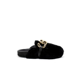 Slipper in pelliccia nera con catena d’oro sul fronte.