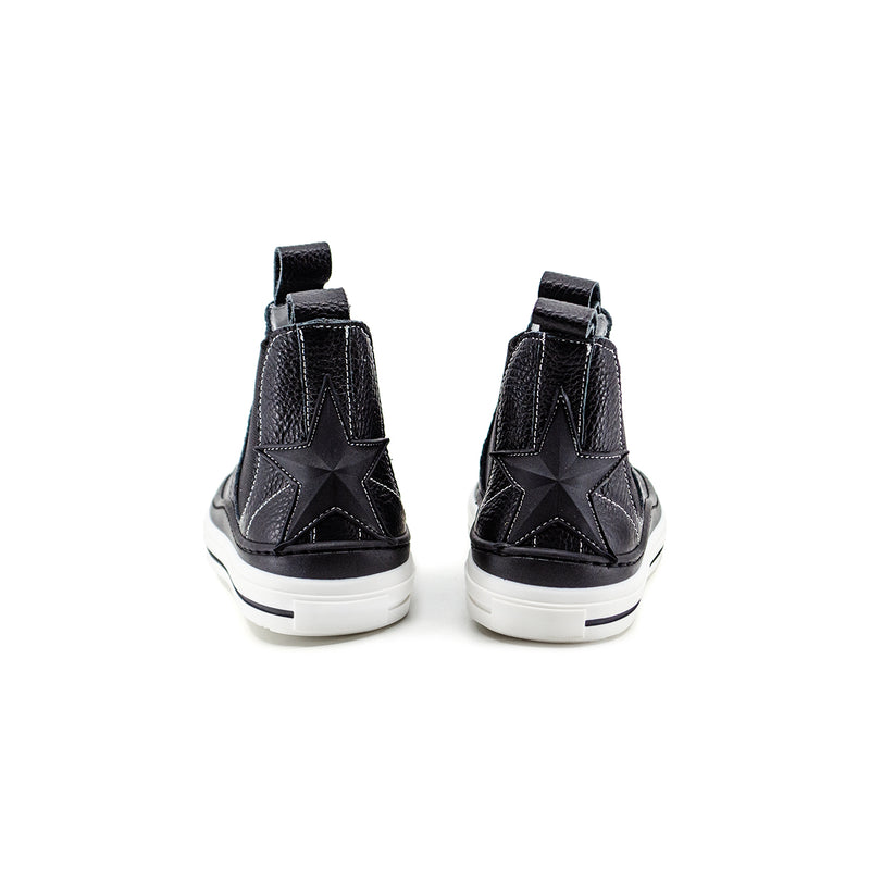 Sneakers alte in morbida pelle nera, con inserti neri e stella sul retro. Suola in gomma a contrasto bianca con righina nera ed elastici laterali.