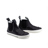 Sneakers alte in morbida pelle nera, con inserti neri e stella sul retro. Suola in gomma a contrasto bianca con righina nera ed elastici laterali.