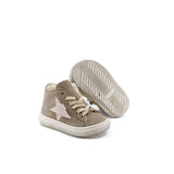 Sneakers alte in pelle scamosciata color taupe beige, con interno in montone e stella sul lato. Suola in gomma a contrasto bianca effetto invecchiato, zip laterale e lacci.