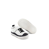 Sneakers bassa in morbida pelle bianca, con inserti neri e stella sul retro. Suola in gomma con chiusura composta da lacci e strappo.