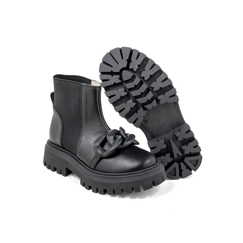 Stivaletto in pelle nera con catena ton sur ton. Suola in gomma e zip laterale.